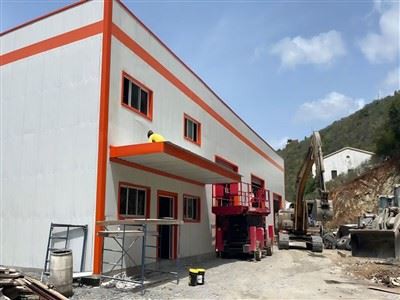 בניין דירות עם מסגרת פלדה