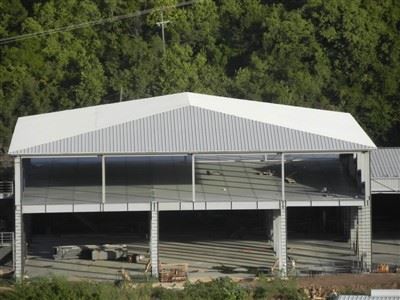 מוסך מתכת עם חלל מגורים